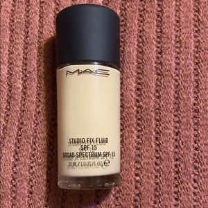 MAC Studio Fix Fluid SPF 15 in Shade NC5